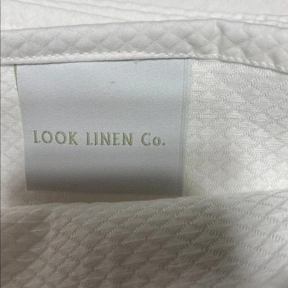 Look linen Co. Twin white textured 100% cotton Coverlet with green trim. NWOT - Picture 2 of 4